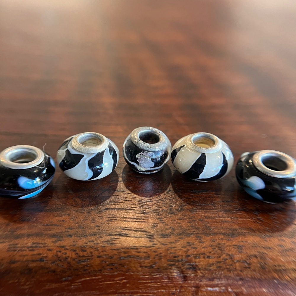 Bundle of black and tan beads
